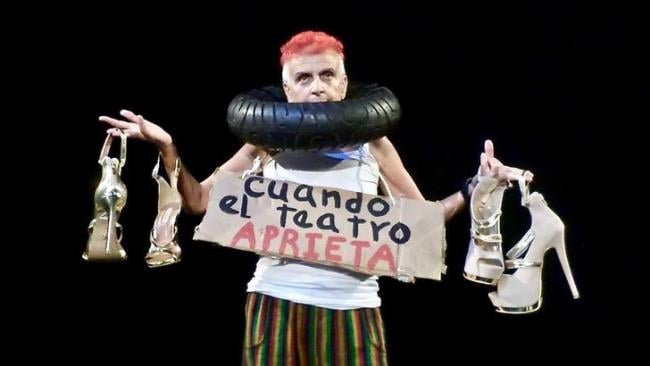 Nelda Castillo durante una presentación escénica.
