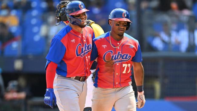 Yoán Moncada y Andy Ibáñez, dos peloteros de MLB que juegan con Cuba en el Clásico Mundial de Béisbol.