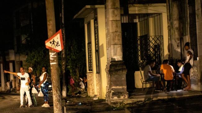 Cubanos en calles de La Habana en un apagón.