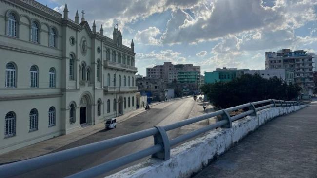 Calle de La Habana casi desierta.