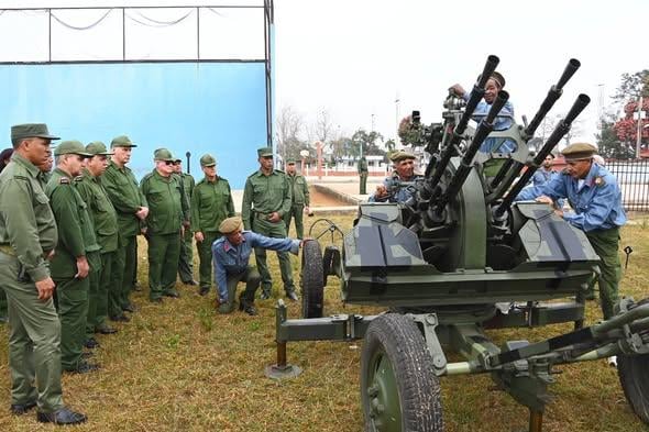 Díaz-Canel en un ejercicio del Día de la defensa en Cuba.