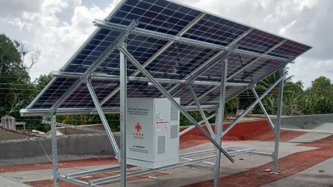 Paneles solares en la azotea de un policlínico en Cuba.
