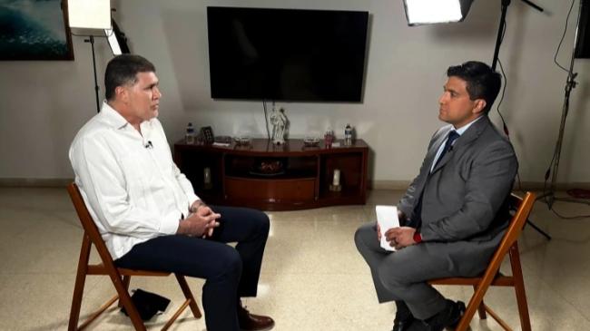El viceprimer ministro cubano Oscar Pérez-Oliva Fraga, entrevistado por George Solís, de NBC News.