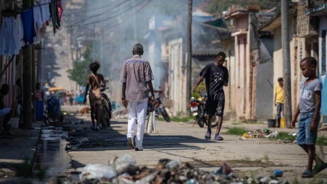 Cubanos en una calle de Matanzas.