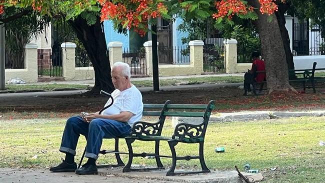 Un anciano cubano en un parque de La Habana.