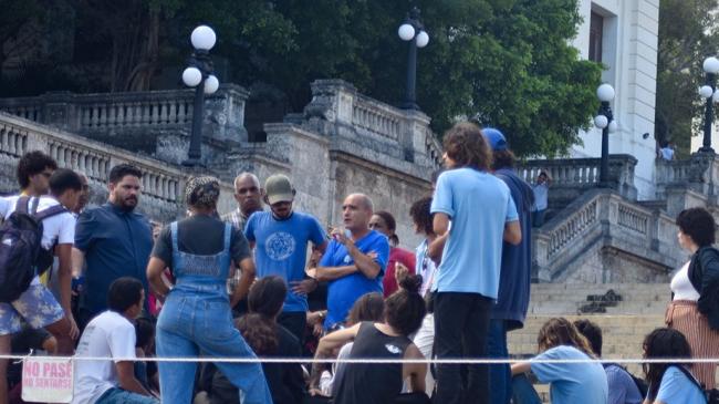 Universitarios durante la sentada frente a la Universidad de La Habana.