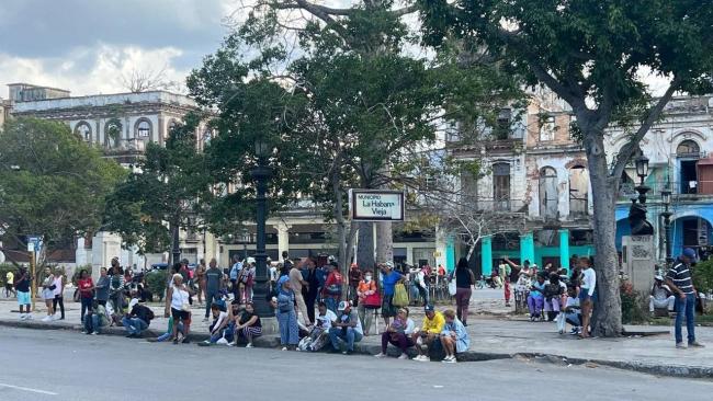 Una parada en La Habana Vieja llena de personas.