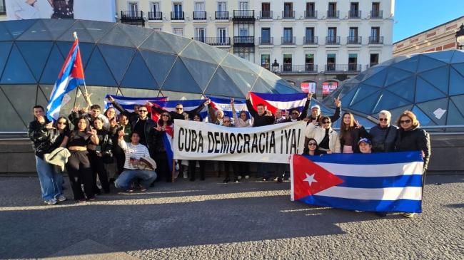 Exiliados cubanos este domingo en Puerta del Sol, Madrid.