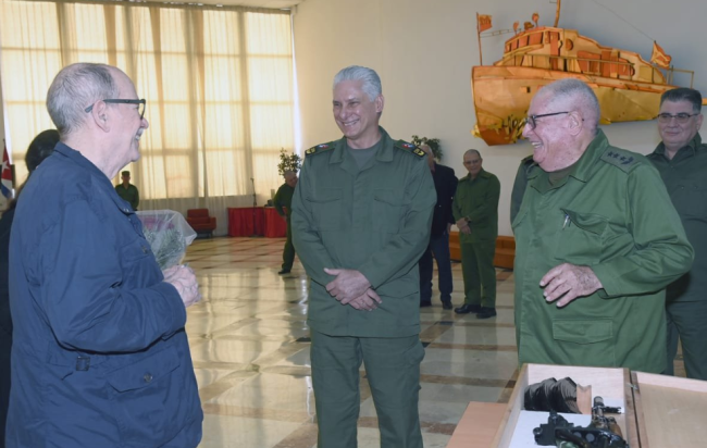 Díaz-Canel en la entrega de un fusil a Silvio Rodríguez.
