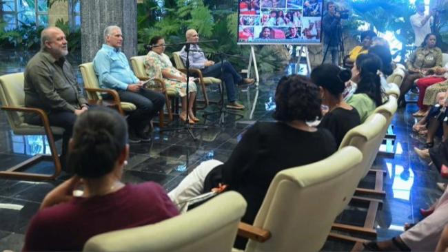 Miguel Díaz-Canel y otros dirigentes reunidos con mujeres afines al régimen.