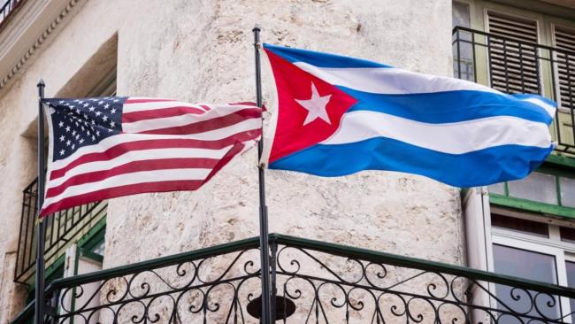 Banderas de EEUU y Cuba en La Habana.