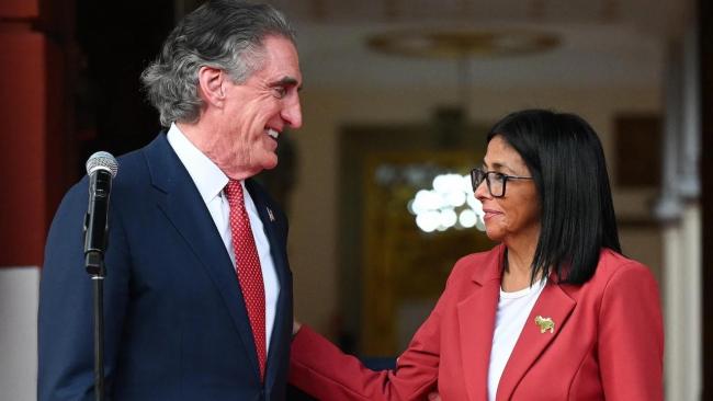 El secretario de Interior de EEUU, Doug Burgum, y la presidenta encargada de Venezuela, Delcy Rodríguez.