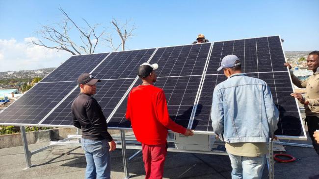 Instalación de paneles solares en Cuba.