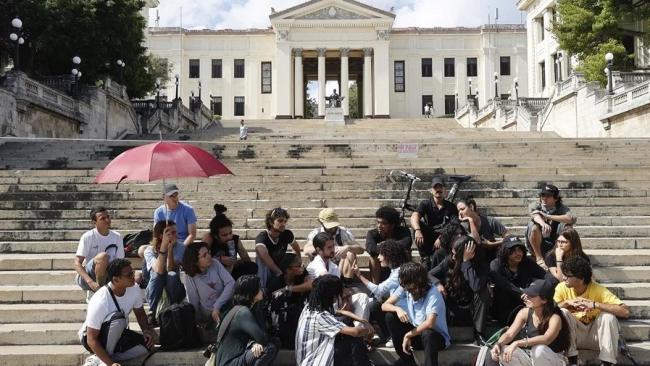 Estudiantes en una sentada este lunes, en la escalinata de Universidad de La Habana. 