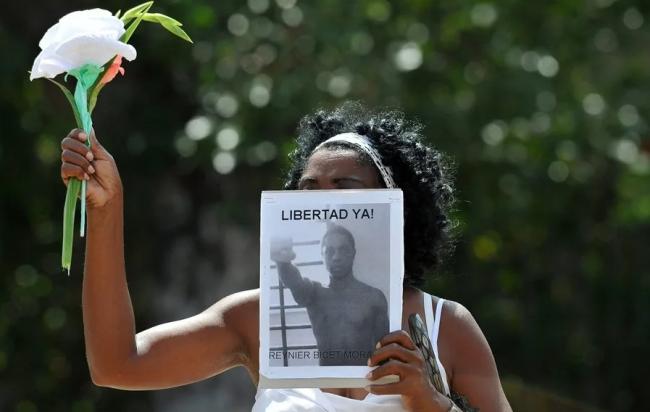 Una Dama de Blanco pide libertad para un preso político.