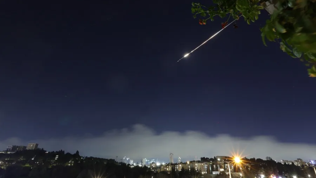 Los sistemas de defensa aérea de Israel interceptan proyectiles sobre Jerusalén.