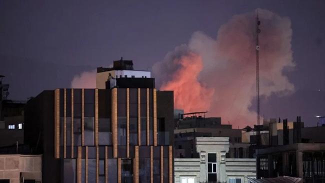 Humo de una explosión tras ataques en Teherán.