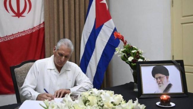 Miguel Díaz-Canel firma el libro de condolencias por la muerte de Ali Jameneí.