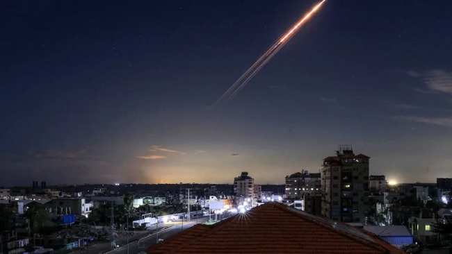Un misil lanzado desde Irán en el cielo de Palestina el domingo 1 de marzo.