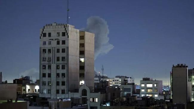Una columna de humo en un edificio tras una explosión, en Teherán. 