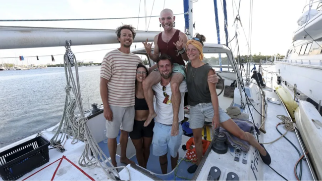 Tripulantes de uno de los dos veleros antes de zarpar rumbo a Cuba.