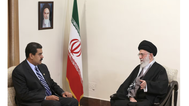 Nicolás Maduro (izq.) y el ayatolá Alí Jamenei durante un encuentro en Teherán en noviembre de 2015.