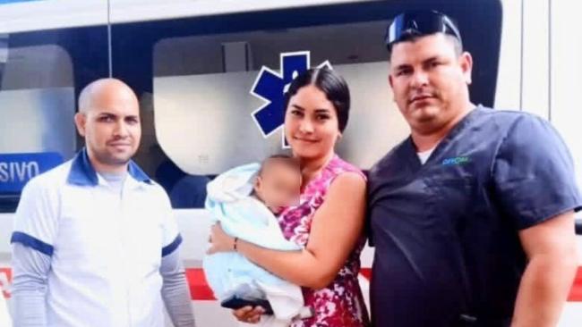 Niño maltratado en manos de personal especializado.
