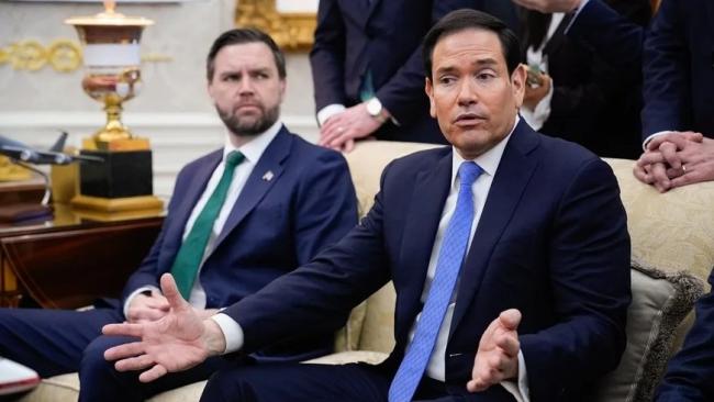 Marco Rubio (d), en la Oficina Oval de la Casa Blanca en Washington. 