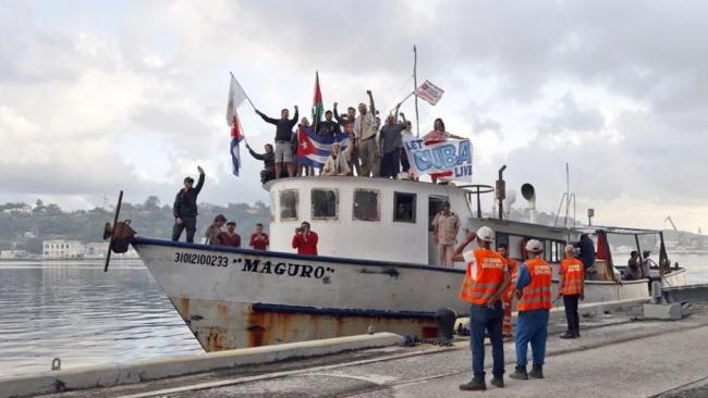 Integrantes del Convoy Nuestra América a su llegada al puerto de La Habana.