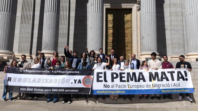 Migrantes y activistas exigen un proceso de regularización ante el Congreso de España.