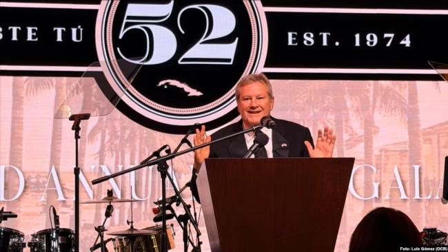 Mike Hammer al recibir el premio.