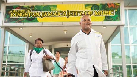 Arribo de médicos cubanos a Jamaica.