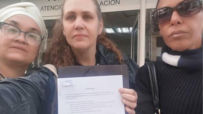 Activistas entregan la petición ciudadana.