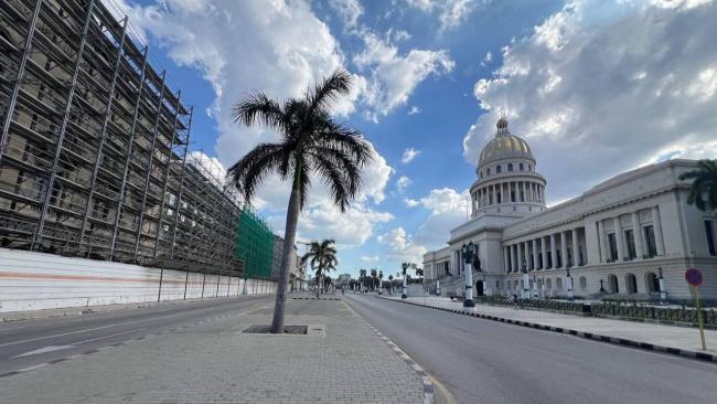 Calles frente al Capitolio de La Habana vacías.