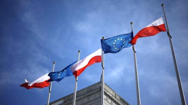 Banderas de Polonia y la Unión Europea frente al Parlamento polaco en Varsovia.