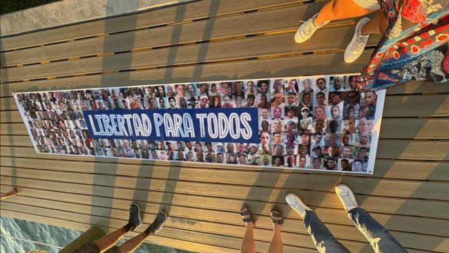 Cartel en favor de la excarcelación de los presos políticos cubanos.