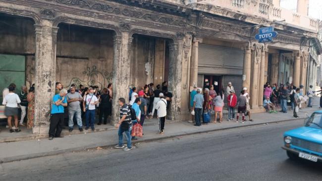 Una cola en Cuba.