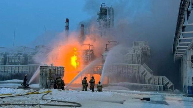 Bomberos apagan un fuego en una planta de Ust-Luga atacada en enero.