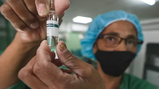 Una ampolla de un medicamento mostrado por un hematólogo.