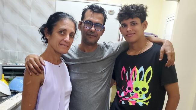 El exprisionero político Samuel Pupo Martínez (al centro) junto a su familia.