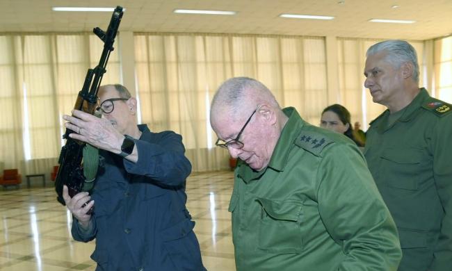 Silvio Rodríguez examina su AKM junto al ministro de las FAR, Álvaro López Miera, y Miguel Díaz-Canel.