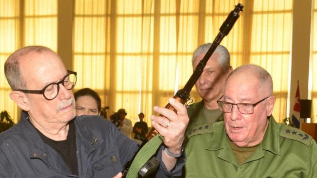 Silvio Rodríguez recibe su AKM.