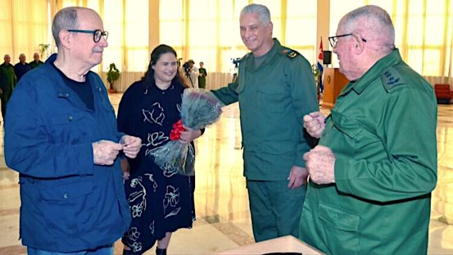 Entrega de un fusil AKM a Silvio Rodríguez.