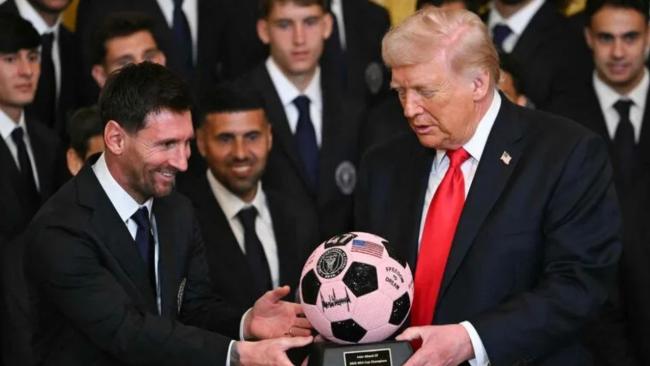Lionel Messi le entrega a Trump una pelota firmada y con los colores del Inter Miami. 