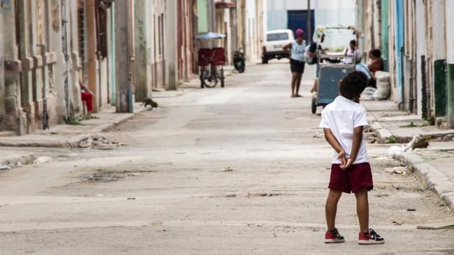 Un niño con uniforme escolar en La Habana. 