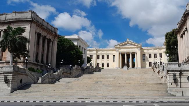 Escalinata de la Universidad de La Habana vacía.
