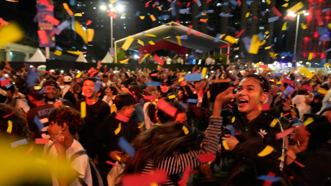Venezolanos celebran el triunfo en el Clásico Mundial de Béisbol. 