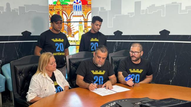 Directivos de Canal Habana al firmar el acuerdo.