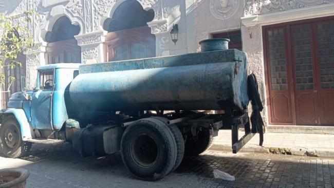 Una pipa de agua en La Habana.