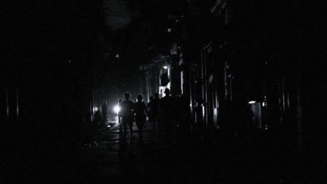 Personas en una calle de La Habana durante un apagón.
